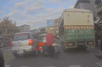高雄哈囉市場車禍！女騎士閃臨停貨車遭後車猛撞 單車嬤嚇到石化