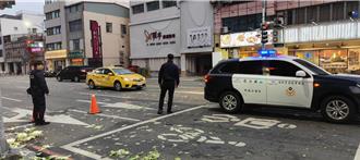 影》运菜车闯红灯遭小黄撞上 蔬果「天女散花」撒满街头