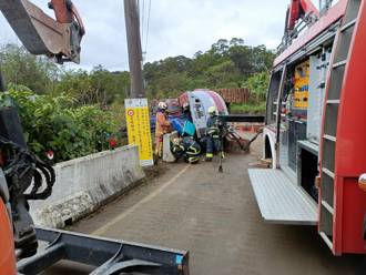 淡水山區「怪手翻覆」！34歲男駕駛受困車內 警消急救援