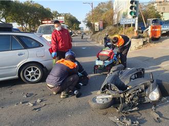 金門男騎士疑闖紅燈撞汽車 手部骨折重傷送醫