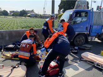 左轉與對向小貨車嚴重碰撞 機車雙載夫妻傷重慘死