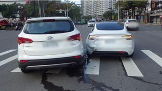 楠梓號誌停擺遇追撞車禍 警方疏導過程險遭不長眼車輛撞上