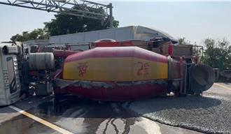 雲林台78線預拌混凝土車側翻！水泥漿流滿地慘況曝