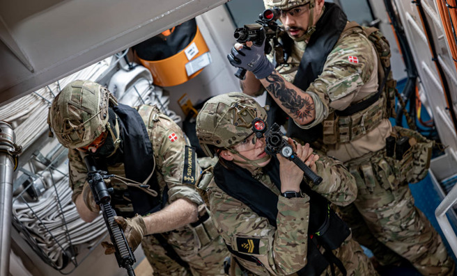 丹麦护卫舰「阿布萨隆号」和「尼尔斯·尤尔号」与芬兰会面，参加大型海军演习「寒风24」，特战人员进行演训。（丹麦国防军）