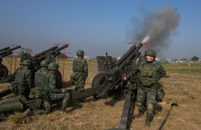 58炮指部炮2营日前在浊水溪南岸阵地，实施「105榴弹炮原级校正实弹射击」。（记者林睿奕摄）