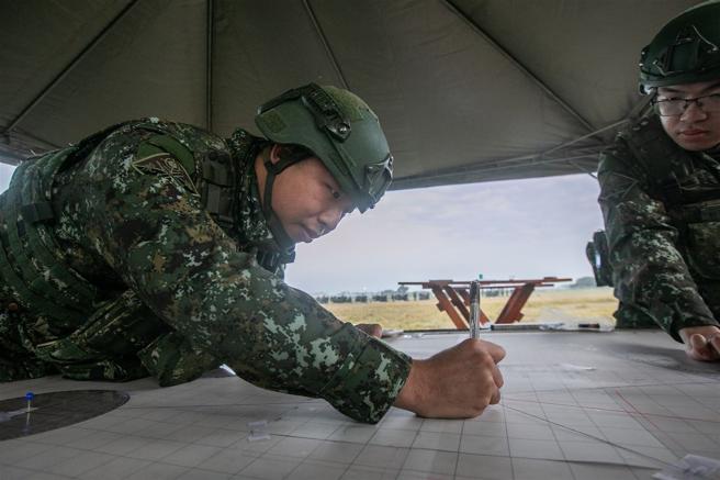 射指所透过前进观测所回报观测方位，标定炮弹落点。（记者林睿奕摄）