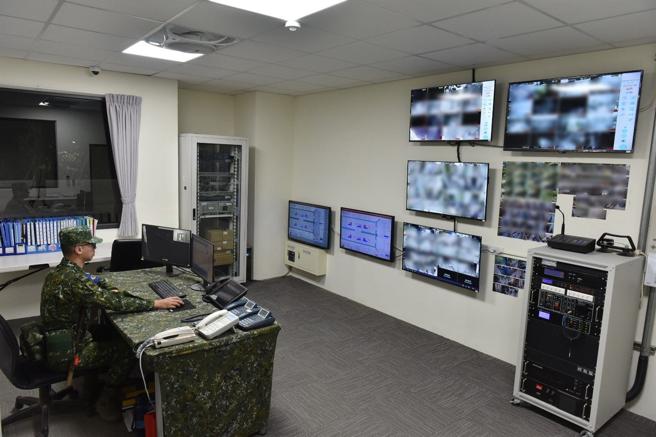 埔里弹药分库新建大楼监控室，设置各式侦检探测器的中央监控系统，大幅提升营区安全。（记者谢承宏摄）
