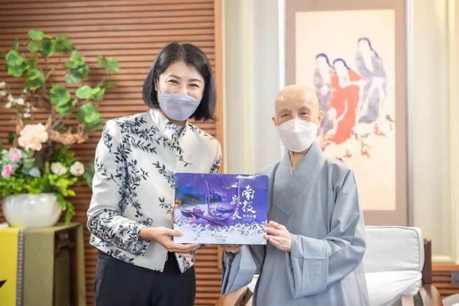 大林慈济壁画事件狂烧，百万网红Cheap对于证严上人(图右)知情后的态度感到不可思议，大酸只是吉祥物吗？(图／南投县府提供)