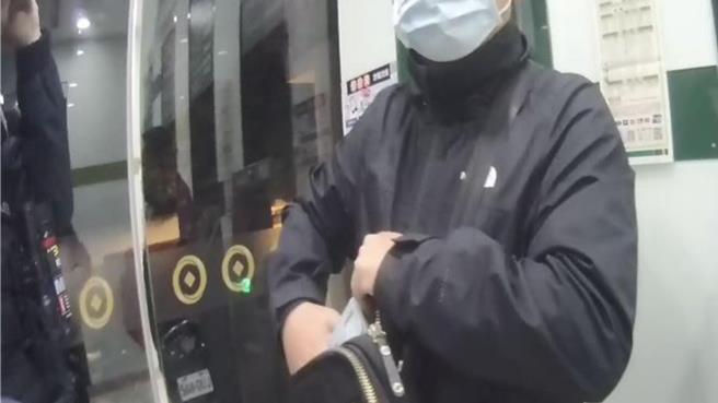 36岁徐姓男子因缺钱花用加入诈骗集团成为车手，去年12月28日凌晨提领不法金流企图协助诈团洗藏不法所得时，被树林警分局逮个正着。（树林警分局提供）