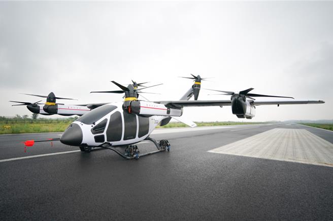 陆eVTOL载人商业化营运有望3年内实现地方助力低空新宠起飞。图为成都淮州机场沃飞长空AE200电动垂直起降航空器（eVTOL）。（新华社）