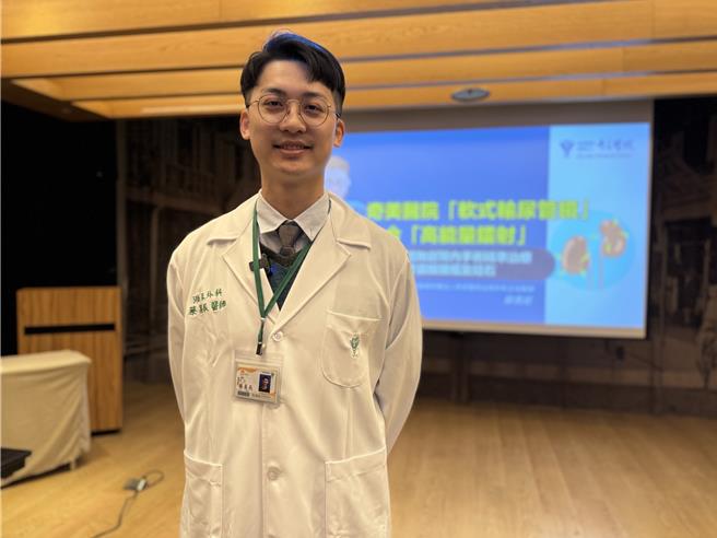 奇美医院泌尿外科主治医师蔡易辰表示，肾结石有年轻化趋势，只有多喝水才可以避免结石上身。（曹婷婷摄）