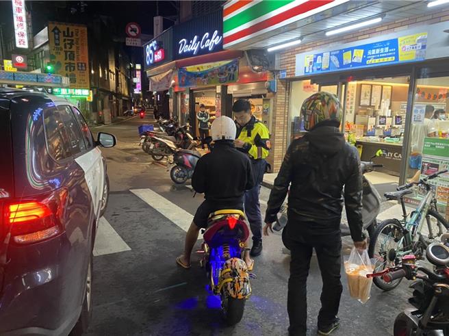 桃园市警方统计，桃园市去年11月30日微型电动二轮车挂牌新制上路以来1个月，已累计取缔违规案件201件，其中，未依规定领用牌照行驶的案件达195件，占总数的97％，外国人占80％，将持续到工业区宣导移工挂牌。（警方提供）