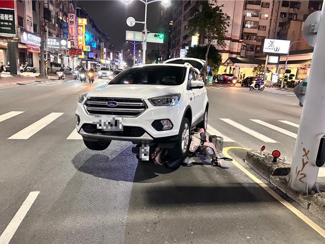 休旅车疑似左转切西瓜、未注意到直行车，撞上直行的机车，整辆机车卡在休旅车车底，幸许骑士即时逃脱仅受轻伤。（警方提供／任义宇高雄传真）