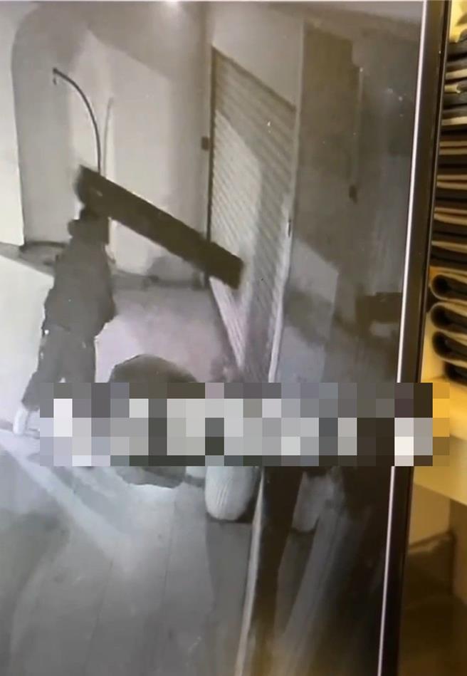 高雄一群人刚从酒吧离开，疑似酒醉起衝突，其中一名男子竟怒拿打烊店家摆放于骑楼的物品狠砸。（翻摄自「社会事新闻影音」／任义宇高雄传真）