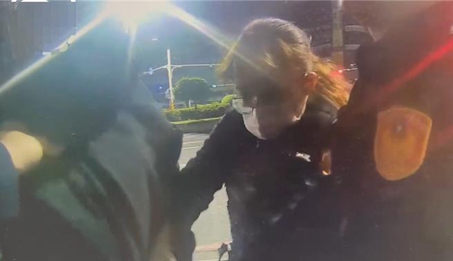 衝突声响惊动警方到场，警方将失控男子上铐过程，遭2名友人出手阻挡，最后3人都被带回警局依社会秩序维护法送办。（警方提供／任义宇高雄传真）