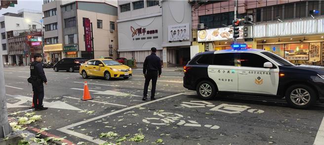 車禍發生後蔬果散落滿地，警方立即通報清潔隊到場清除，並在場管制疏導避免二次事故。（警方提供／任義宇高雄傳真）