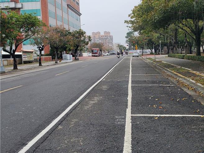 同一路段去年实施停车收费时，停车格空荡荡。（周丽兰摄）