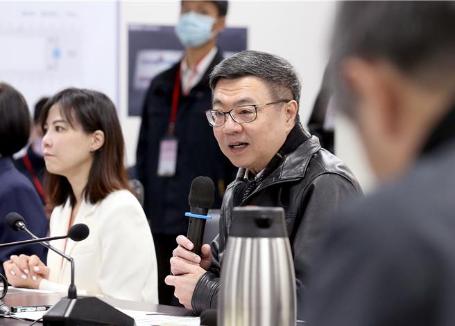 行政院長卓榮泰（中）期勉所有機場工作人員站在旅客的角度來提供服務。（范揚光攝）