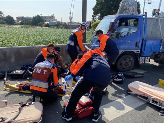 台南市盐水区今（11）日惊传死亡车祸，84岁赖姓老翁早上10点多骑机车载着妻子，行经三民里一处路口左转时，与对向一辆小货车撞上，夫妇俩连人带车被推挤到路旁护栏，双双送医不治。（读者提供／张毓翎台南传真）