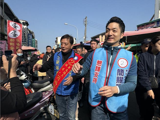 南投縣草屯鎮長補選將於下18日登場，國民黨台北市長蔣萬安、南投縣長許淑華11日上午陪同同黨候選人簡賜勝到菜市場掃街，大批民眾爭相與蔣握手、合照，還有人高喊「為了你來！」。（潘虹恩攝）