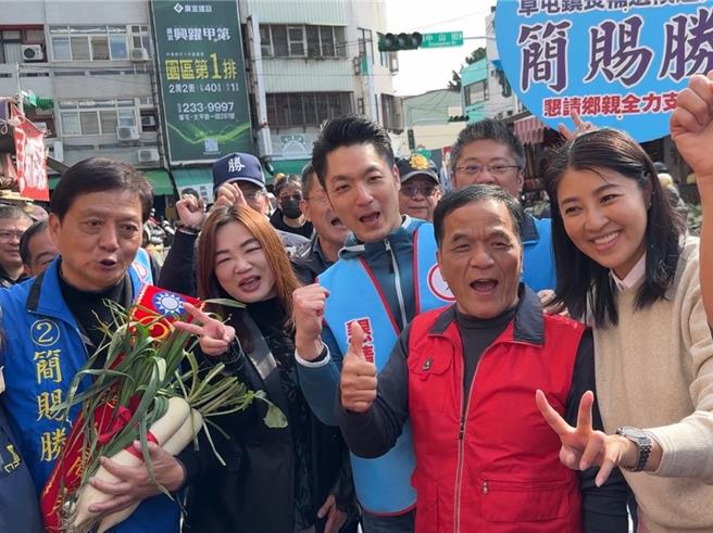 南投縣草屯鎮長補選將於下18日登場，國民黨台北市長蔣萬安、南投縣長許淑華11日上午陪同同黨候選人簡賜勝到菜市場掃街，民眾爭搶合照、握手，人氣超旺。（潘虹恩攝）