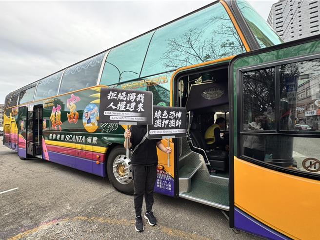 民眾黨號召人民11日上街「釘孤支」，民眾黨新竹黨部11日上午調動4輛遊覽車，帶領160名支持者北上聲援。（王惠慧攝）