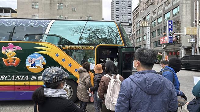 民眾黨號召人民11日上街「釘孤支」，民眾黨新竹黨部11日上午調動4輛遊覽車，帶領160名支持者北上聲援。（王惠慧攝）