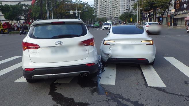 经警方调查，该事故发生于德民路上，当时55岁陈姓男子驾驶白色自小客车，因未注意前方32岁古姓男子所驾驶的电动车减速，导致追撞电动车尾部，双方驾驶幸未受伤。（警方提供／林雅惠高雄传真）