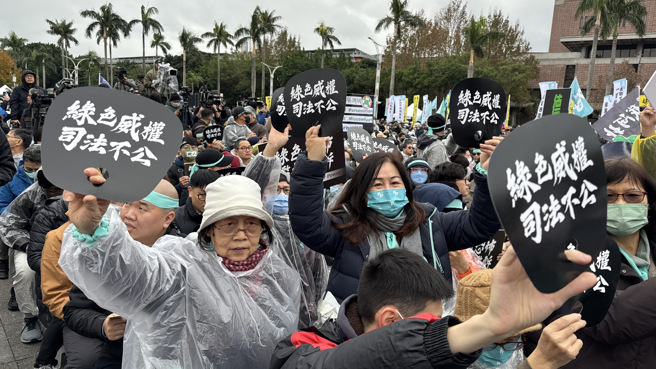 大批参与者高举标语，抗议司法不公。（姚志平摄）