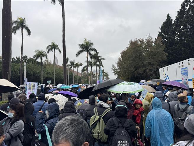 民眾党今（11日）举行「111钉孤枝」，诉求「还我司法正义，人民怒吼集结」人潮络绎不绝。（李奇叡摄）