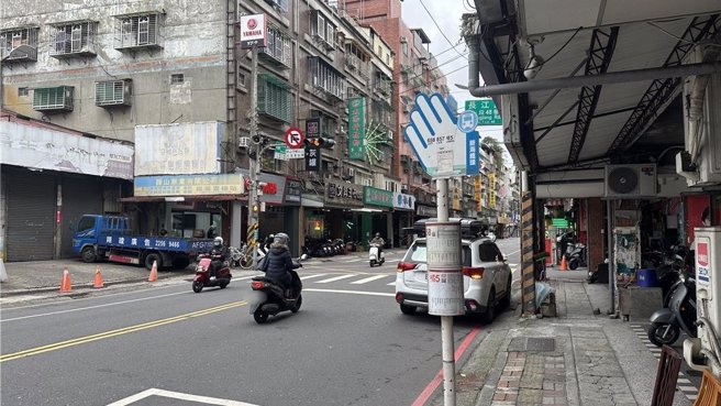 根据统计，新北境内约有350条公车路线，是不少民眾通勤的首选，然而新北市议员黄淑君就发现，其中99条为亏损补贴路线，市府还需要为了补贴业者，编列1亿9943万4千元的预算。（贺培晏摄）