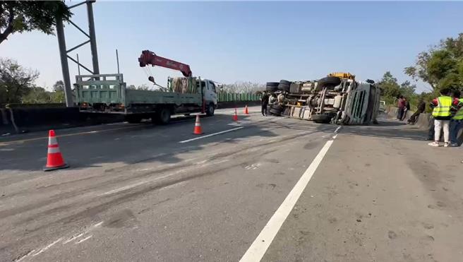 一辆辆预拌混凝土车今天上午翻覆在台78快速道路上。（民眾提供）