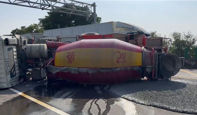 预拌混凝土车失控侧翻，车体一度占用内线、外线车道，水泥浆顺势流出布满路面。（民眾提供）