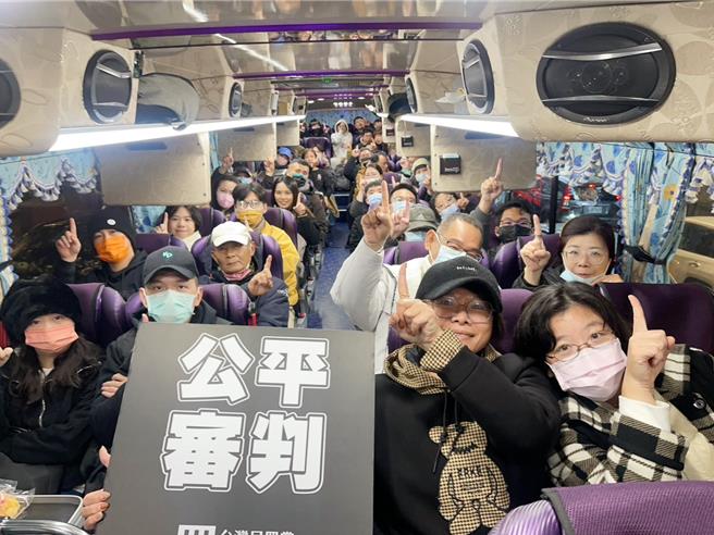 台湾民眾党台南市党部11日包车北上，支持者在车上秀出自制标语，准备自由广场呛绿行动。（民眾党台南市党部提供／程炳璋台南传真）