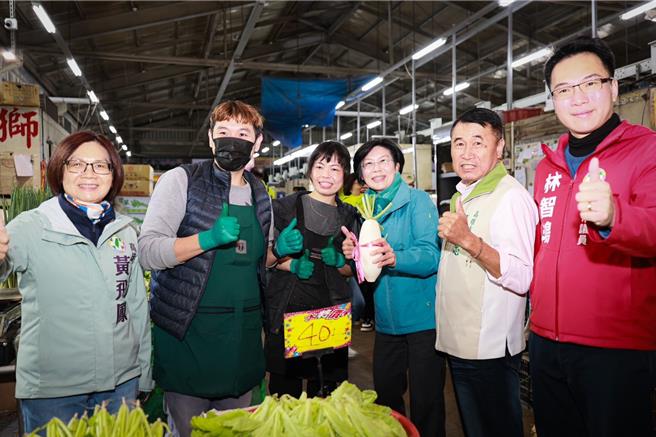 立委林岱樺（右三）到鳳山果菜市場拜票固樁，湧言會派系高雄市議員張漢忠（右二）、黃飛鳳（左一）、林智鴻（右一）也一起陪同掃街。（翻攝照片／洪靖宜高雄傳真）