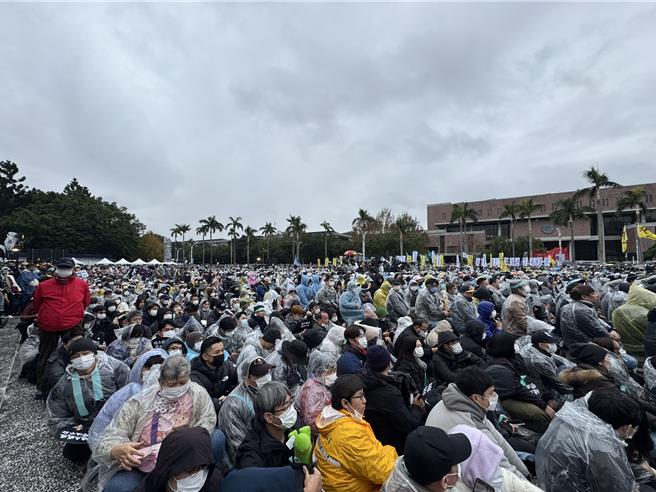 民眾党号召支持者11日上街「钉孤枝」抗议司法不公。（李奇叡摄）