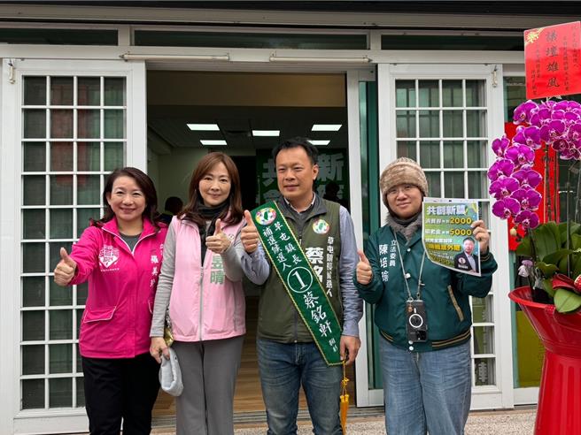 南投县草屯镇长补选将于18日登场，民进党候选人蔡铭轩11日下午找来立委陈培瑜、郭昱晴和罗美玲展开车扫。（潘虹恩摄）