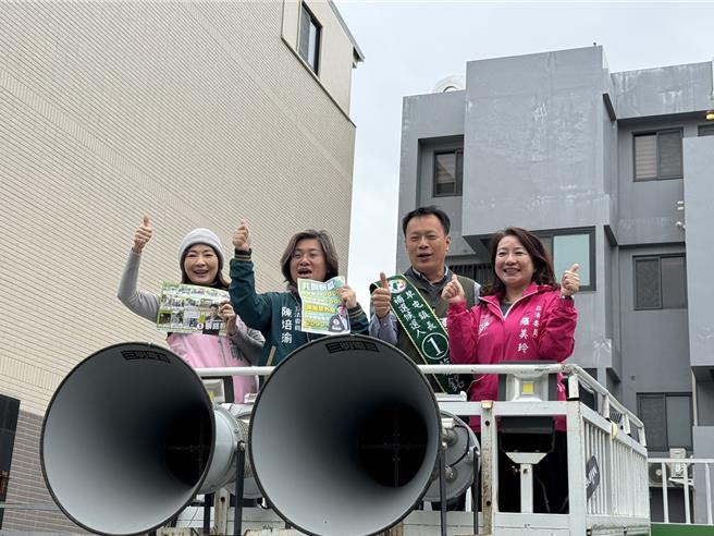 南投县草屯镇长补选将于18日登场，民进党候选人蔡铭轩11日下午找来立委陈培瑜、郭昱晴和罗美玲展开车扫。（潘虹恩摄）