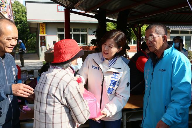 身兼国民党嘉县党部主委的王育敏立委11日到朴子市永和里参与发送年菜助弱势活动。（王育敏提供／廖素慧嘉县传真）