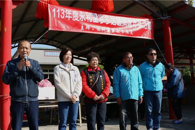 王育敏11日偕朴子市永和里长余永宽等人送年菜关怀弱势。（王育敏提供／廖素慧嘉县传真）