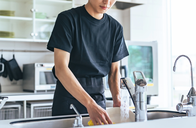 一名人妻透露，先生跟她回娘家从没洗过碗，她有样学样结果被婆婆骂。（示意图：shutterstock／达志）