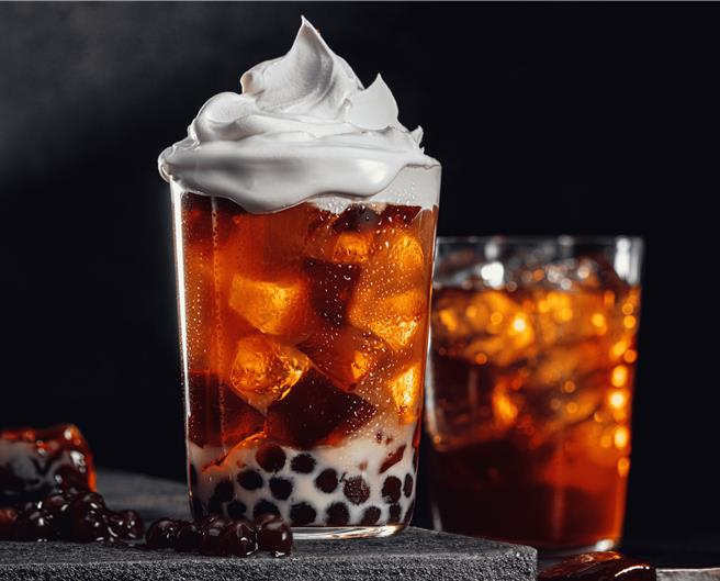 「BLIKE」推出全新手摇饮品「摇滚拿铁」，可从丝滑霜缇中品出茶香，还有咀嚼控最爱的丰富配料，1杯要价180元。（BLIKE提供）