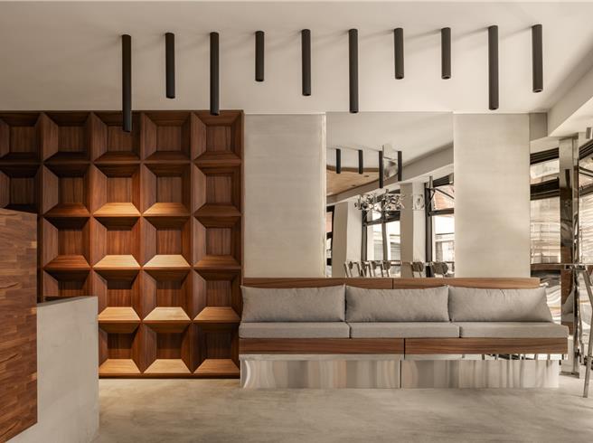 「BLIKE」店内设置面窗桌椅、小茶几等，宛如网美咖啡厅，充满设计感的门店，吸引消费者抢拍打卡。（BLIKE提供）