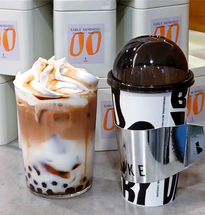 「摇滚拿铁」精选来自各地的高品质原料制作，外带杯和杯盖、杯套都特别设计过，潮感设计深受许多年轻人喜欢。（陈韵萍摄）