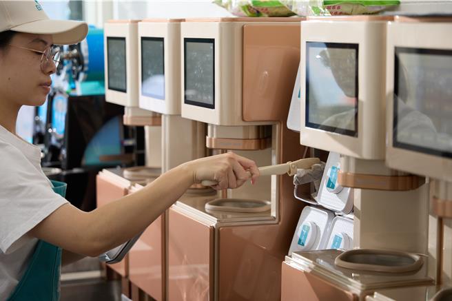 「白浪春禾Bai Lang Chun He」为全台首间採用「杯杯现萃速冷萃茶机」的茶饮品牌，速冷式萃茶机杯杯现萃，现点现泡，平均一杯茶只需60秒。（白浪春禾Bai Lang Chun He提供）