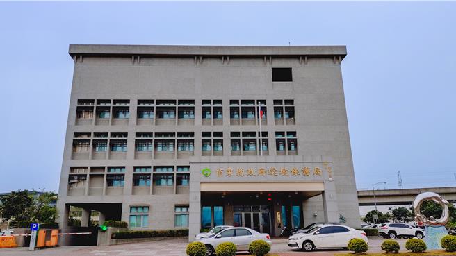 苗栗县环保局提醒民眾选购年货时，应仔细阅读食品标示，优先选择成分简单、无过多添加物的产品，并多支持在地小农的新鲜蔬果，环保局将持续加强稽查，严格把关食品安全，让消费者吃得安心。（吕丽甄摄）