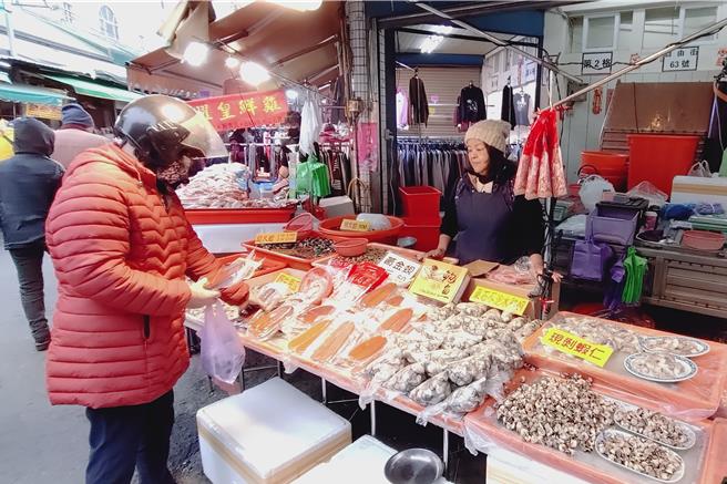 苗栗县环保局提醒民眾选购年货时，应仔细阅读食品标示，优先选择成分简单、无过多添加物的产品，并多支持在地小农的新鲜蔬果，环保局将持续加强稽查，严格把关食品安全，让消费者吃得安心。（吕丽甄摄）