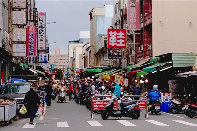 苗栗县环保局提醒民眾选购年货时，应仔细阅读食品标示，优先选择成分简单、无过多添加物的产品，并多支持在地小农的新鲜蔬果，环保局将持续加强稽查，严格把关食品安全，让消费者吃得安心。（吕丽甄摄）