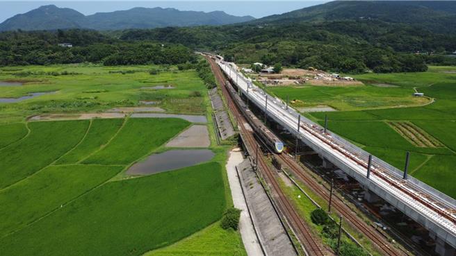 台铁公司第三双溪桥改建工程，新西正线去年12月顺利切换完成，正拆除原西线轨道。（台铁公司提供／蔡明亘台北传真）