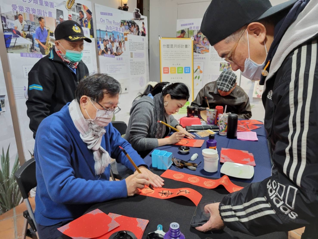 信义公益基金会举办蛇年写春联活动。(图/信义公益基金会 提供)